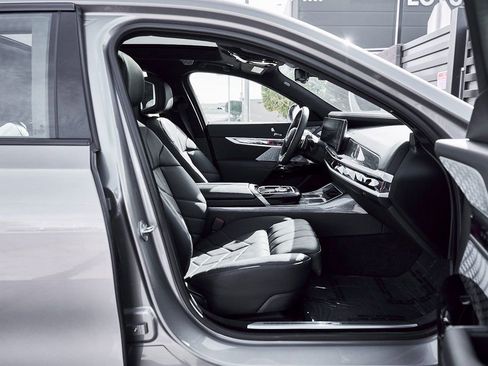 Used 2024 BMW 760i xDrive AWD/4WD image 24