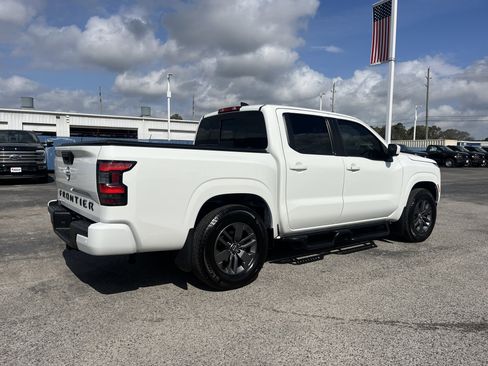 Used 2025 Nissan Frontier SV w/ SV Convenience Package image 2