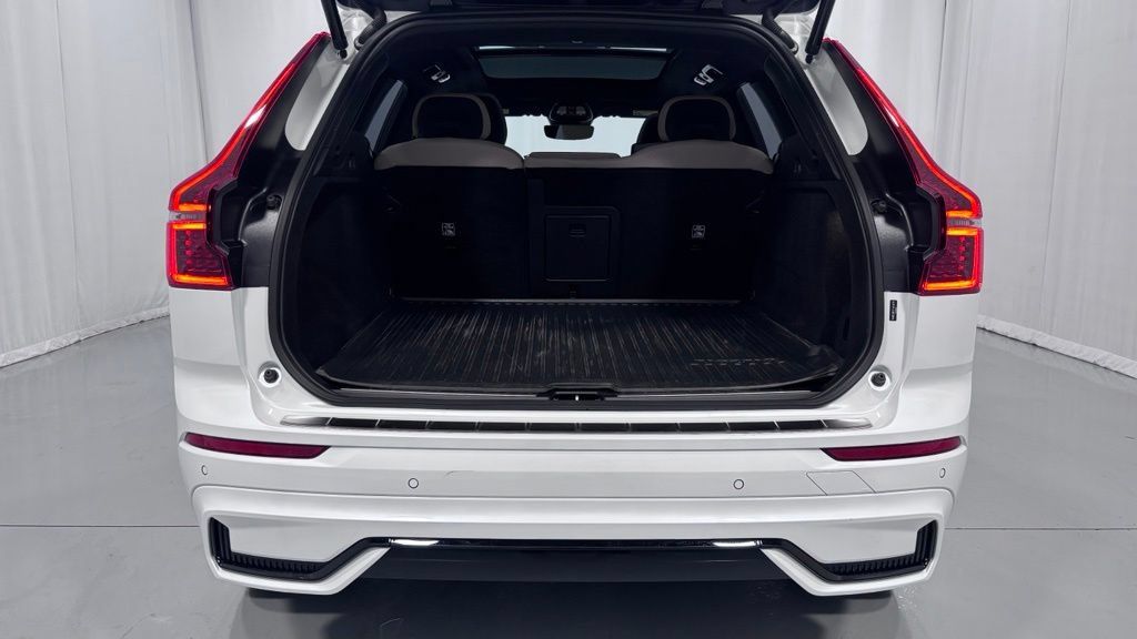 Certified 2026 Volvo XC60 B5 Plus AWD/4WD image 28