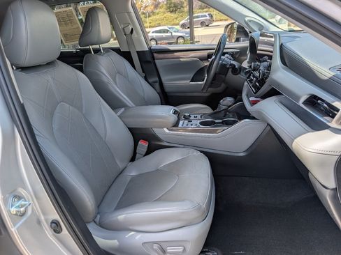 Used 2023 Toyota Highlander Platinum AWD/4WD image 9
