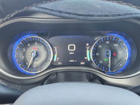 Used 2021 Chrysler Pacifica Touring-L image 16