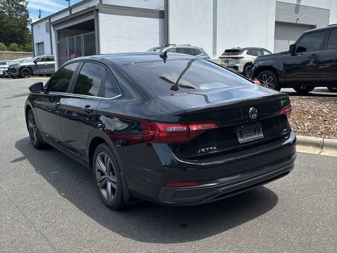 Used 2022 Volkswagen Jetta SE FWD image 2