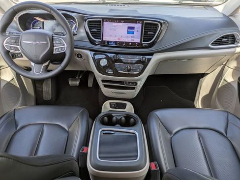 Used 2023 Chrysler Pacifica Touring-L FWD image 18
