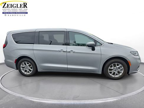 Used 2023 Chrysler Pacifica Touring FWD image 4