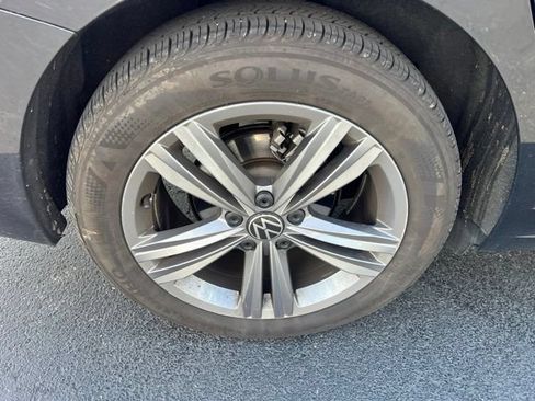 Used 2023 Volkswagen Jetta SE w/ Panoramic Sunroof Package FWD image 4