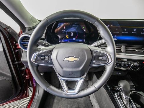 Used 2025 Chevrolet Trax LT w/ LT Convenience Package image 19