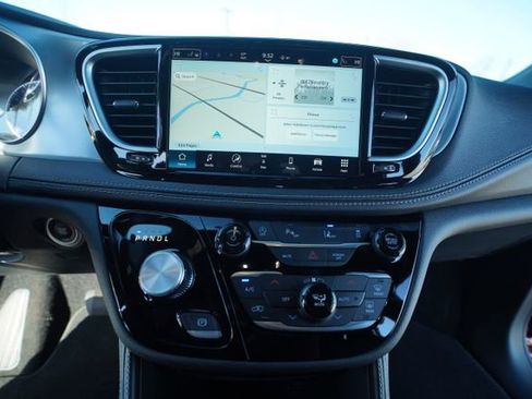 New 2026 Chrysler Pacifica Limited w/ Uconnect Theater Family Group image 31