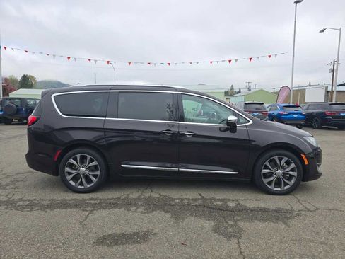 Used 2017 Chrysler Pacifica Limited w/ UConnect Theater Package FWD image 6