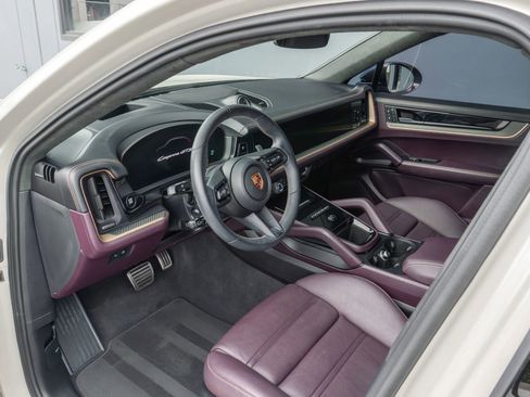 Used 2025 Porsche Cayenne GTS AWD/4WD image 10