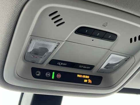 Used 2021 Chevrolet Traverse LT image 31