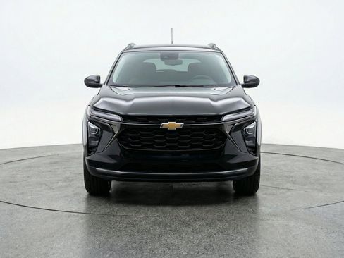 Used 2025 Chevrolet Trax LT FWD image 2