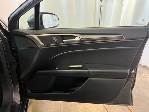 Used 2017 Ford Fusion SE w/ Fusion SE Technology Package image 11