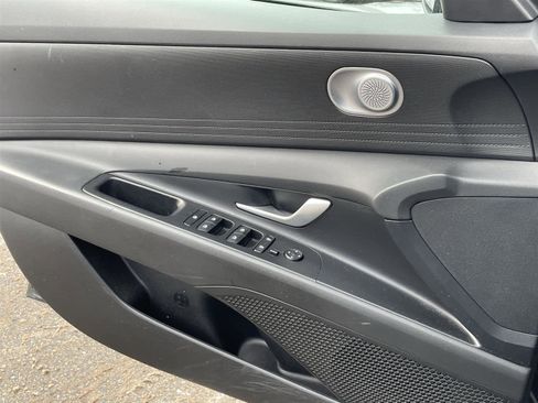 Used 2023 Hyundai Elantra SE w/ Preferred Accessory Package image 24