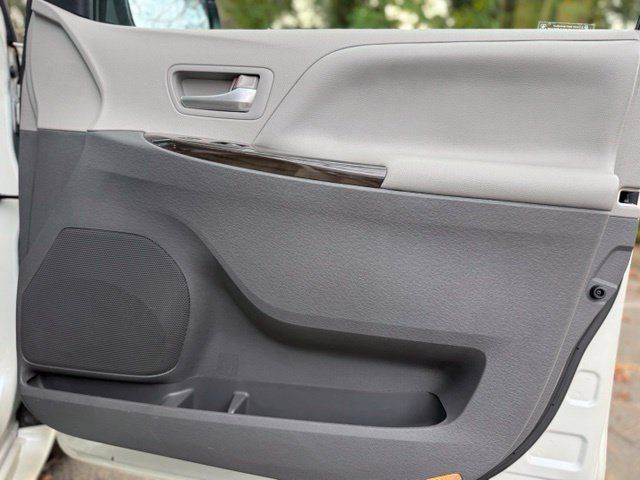 Used 2015 Toyota Sienna XLE w/ XLE Navigation Package FWD image 17