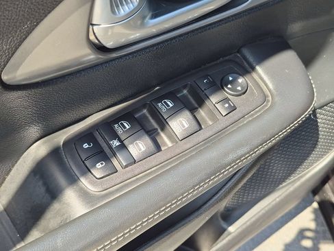 Used 2025 Chrysler Pacifica Select FWD image 13