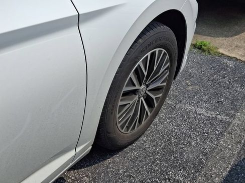 Used 2019 Volkswagen Jetta SE w/ Cold Weather Package FWD image 9