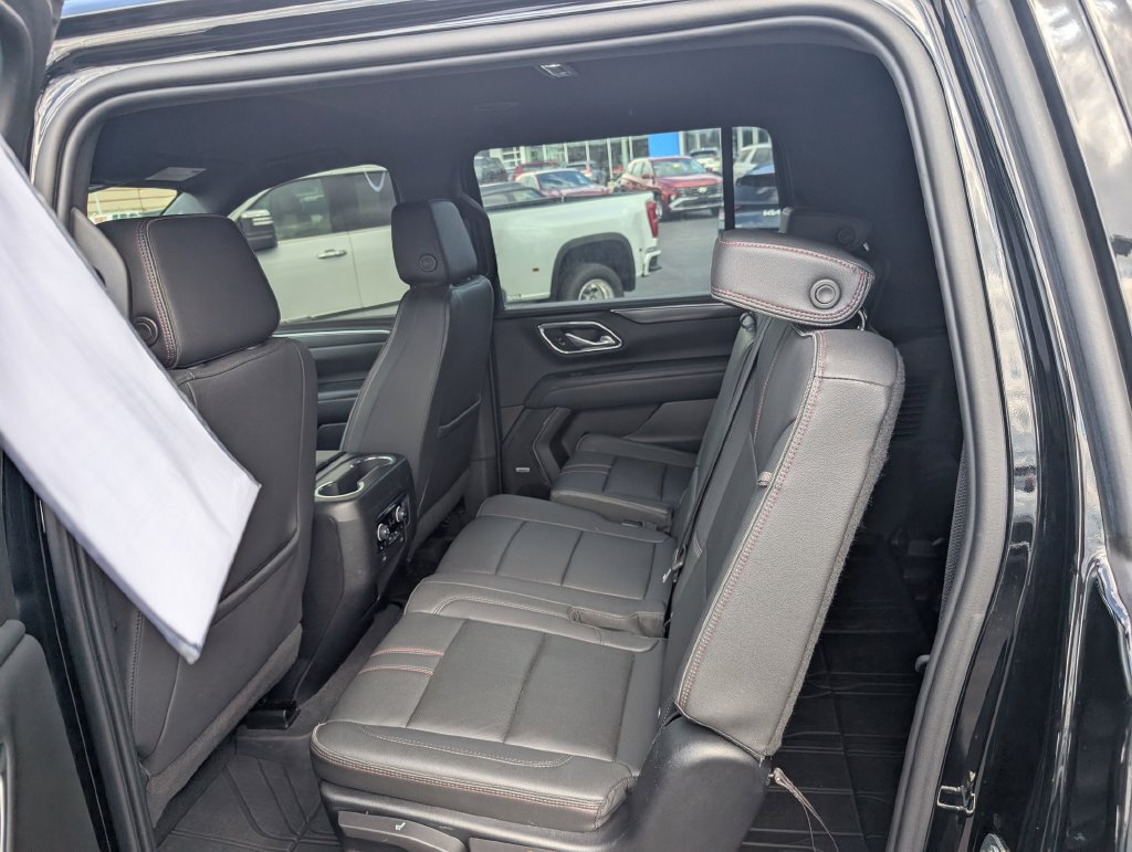 Used 2023 Chevrolet Suburban RST w/ Luxury Package AWD/4WD image 9