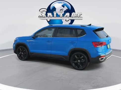 Used 2023 Volkswagen Taos SE w/ Panoramic Sunroof Package image 7