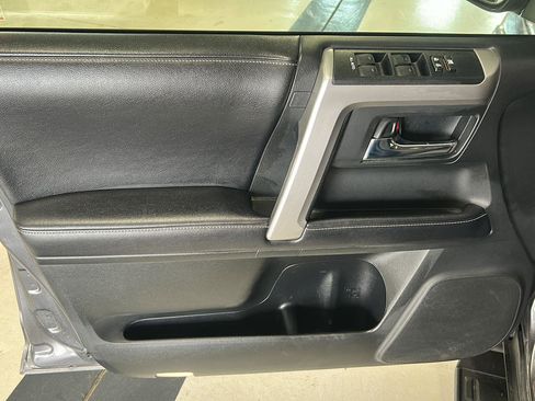 Used 2019 Toyota 4Runner SR5 AWD/4WD image 10