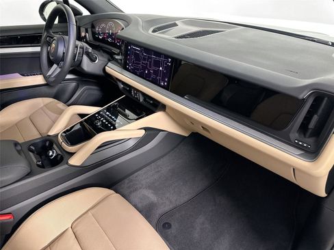 Certified 2026 Porsche Cayenne AWD/4WD image 28