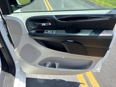 Used 2019 Dodge Grand Caravan SXT FWD image 13