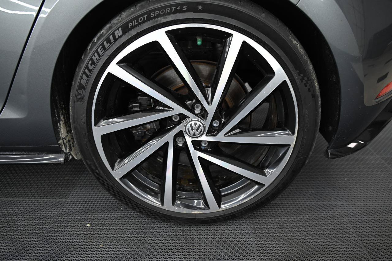 Used 2019 Volkswagen Golf R 4-Door AWD/4WD image 42