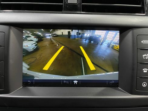 Used 2017 Land Rover Discovery SE image 11