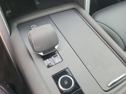 Used 2025 Land Rover Discovery Dynamic SE image 19