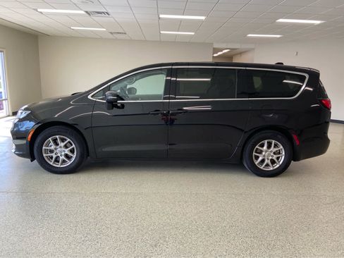 Used 2024 Chrysler Pacifica Touring-L FWD image 12