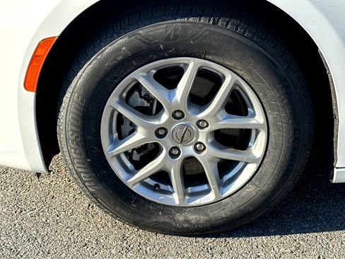 Used 2022 Chrysler Pacifica Touring-L image 25