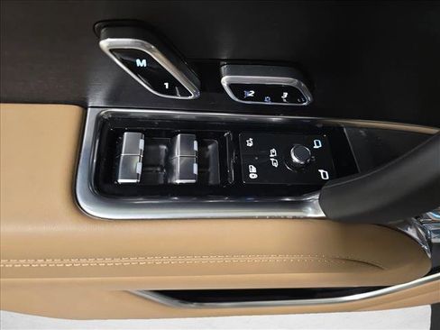 New 2025 Land Rover Range Rover Long Wheelbase SE image 29