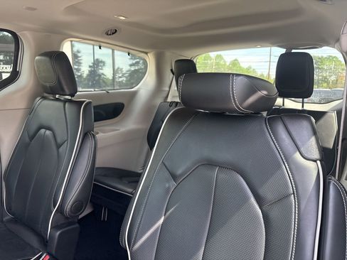 Used 2024 Chrysler Pacifica Limited image 5