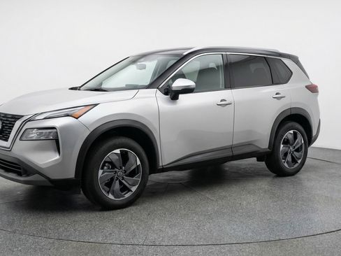 Used 2025 Nissan Rogue SV image 3