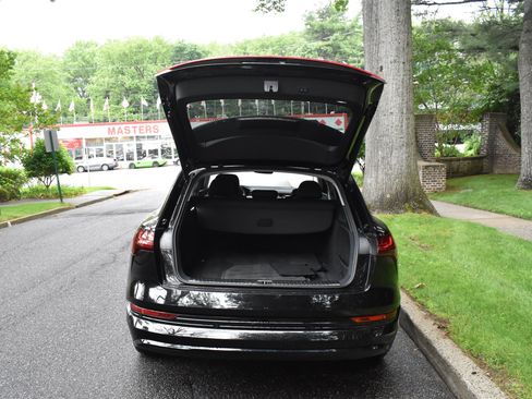 Used 2021 Audi e-tron Premium w/ Convenience Plus Package image 19