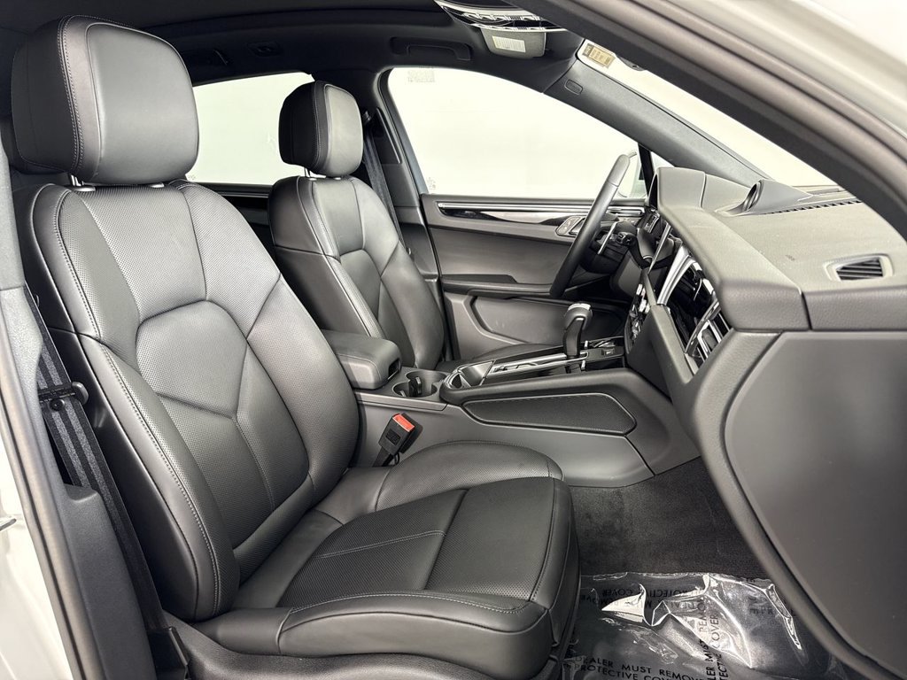 Certified 2025 Porsche Macan AWD/4WD image 24