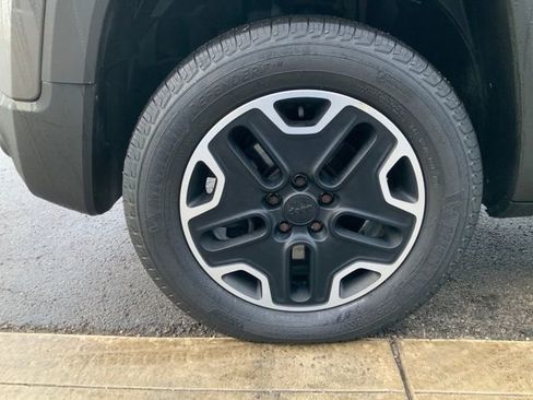 Used 2016 Jeep Renegade Trailhawk w/ Premium Trailhawk Package image 10