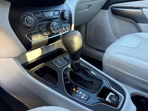 Used 2020 Jeep Cherokee Limited w/ Luxury Group FWD image 29