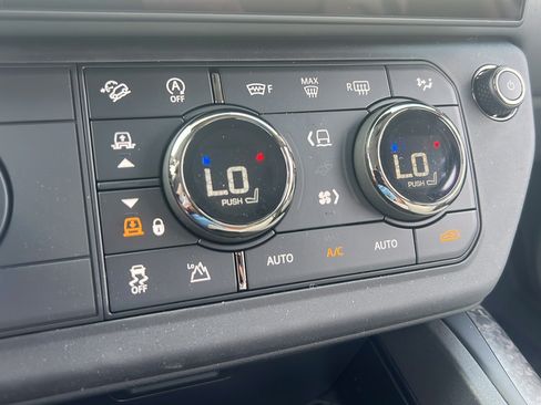 New 2026 Land Rover Defender 110 AWD/4WD image 28
