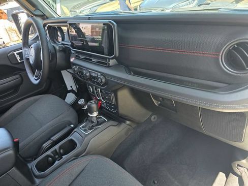 Used 2025 Jeep Wrangler Unlimited Rubicon AWD/4WD image 16