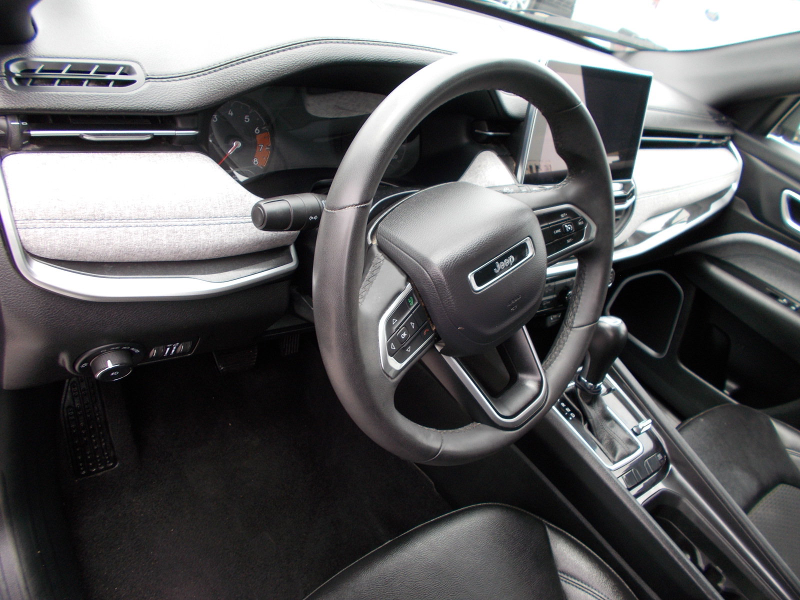 Used 2024 Jeep Compass Latitude AWD/4WD image 12