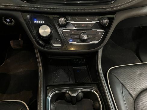 Used 2025 Chrysler Pacifica Limited image 45