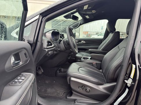 New 2026 Chrysler Pacifica Select image 10