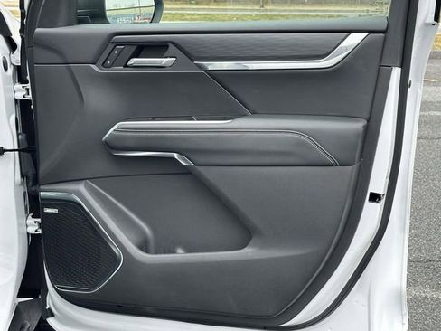 Used 2025 GMC Acadia Elevation image 9