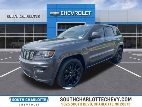 Used 2017 Jeep Grand Cherokee Altitude RWD image 1