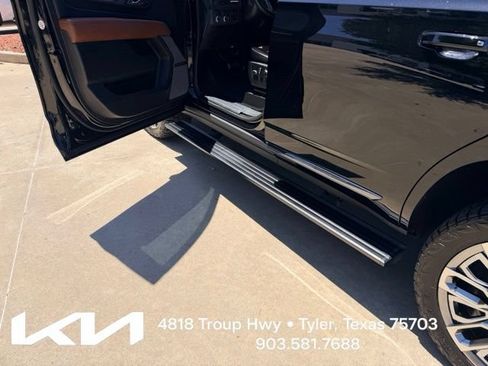 Used 2023 GMC Yukon Denali Ultimate AWD/4WD image 16
