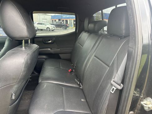Used 2018 Toyota Tacoma TRD Off-Road AWD/4WD image 18