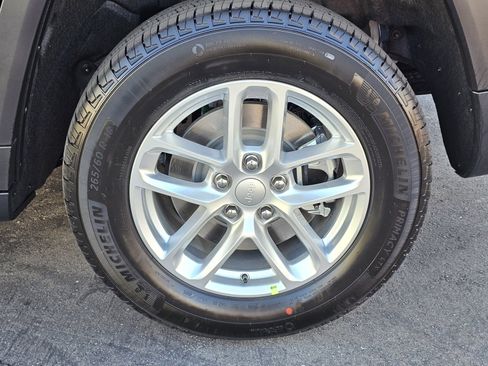 New 2025 Jeep Grand Cherokee L Laredo image 9