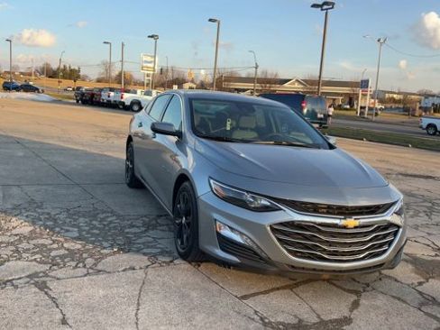 Used 2025 Chevrolet Malibu LT image 3