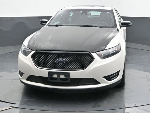 Used 2017 Ford Taurus SHO image 4
