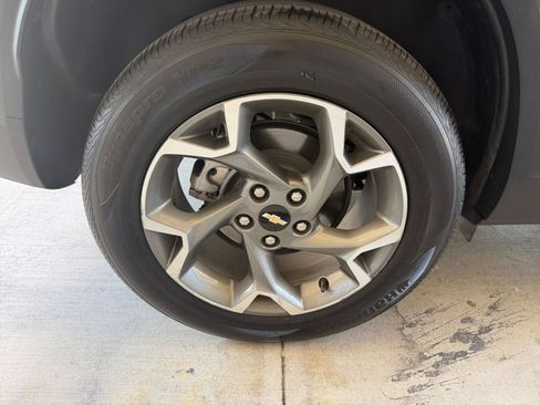Used 2025 Chevrolet Trax LT FWD image 29